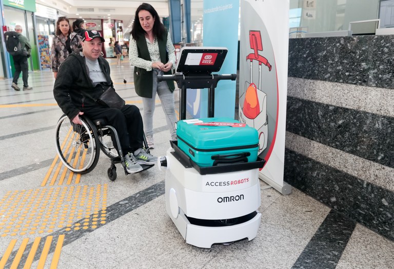 Persona con discapacidad asistida por el robot