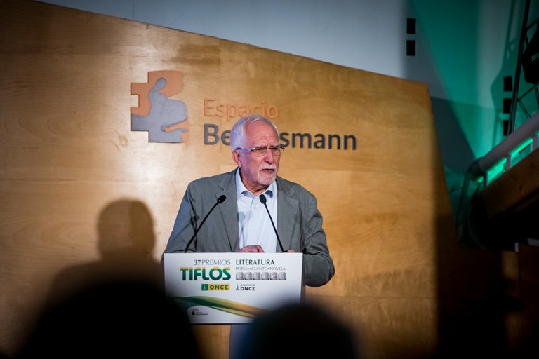 Luis Mateo durante su discurso en el acto de entrega de los Tiflos literarios de este año