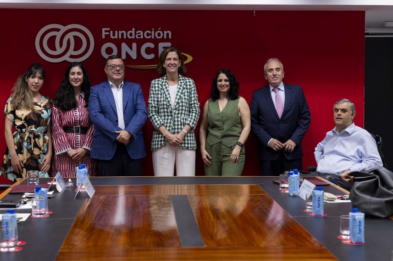 Foto de famlia del acuerdo con la la AEB y su Fundación