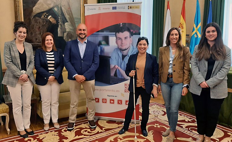 Responsables de Inserta y del Ayuntamiento de Gijón en la firma del acuerdo