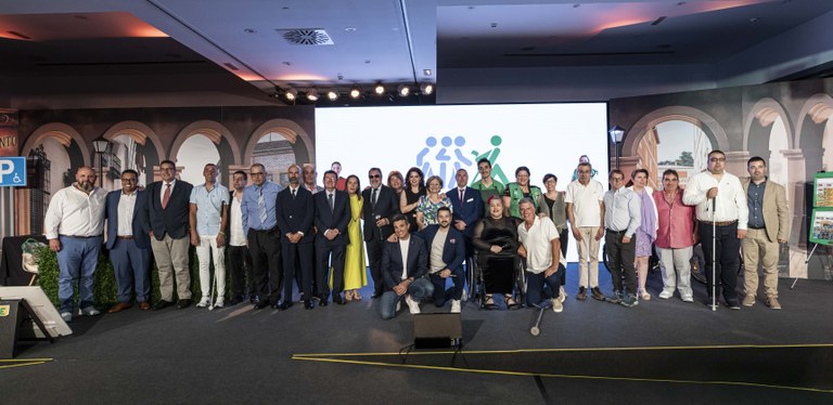 Foto de familia de todos los premiados con los responsables de ONCE