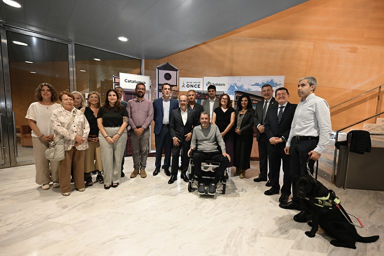 Foto de familia autoridades y galardonados