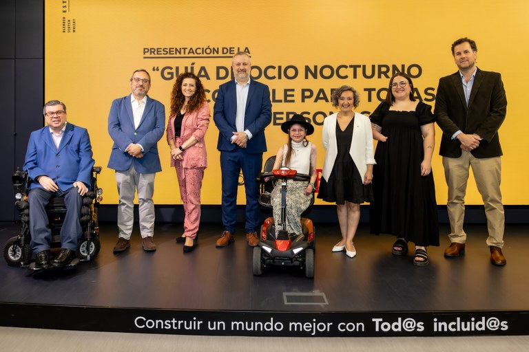 Foto de familia de los participantes en la presentación de la guía