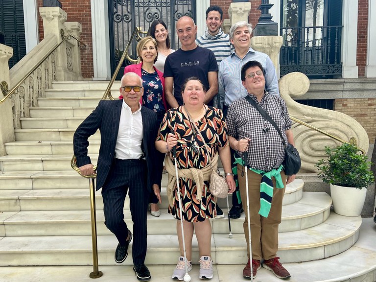 Pilar y Jesís, en la sede del Consejo General de la ONCE, junto a Jorge Íniguez, y otras responsables del reto ONCE Innova