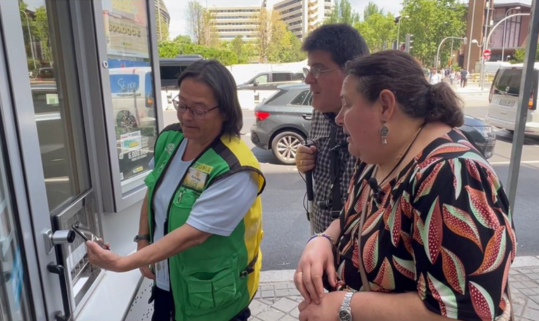 Pilar y Jesús a la derecha, junto a la vendedora de uno de los kioscos sin llave en fase de prueba piloto en Madrid, cercano al Estadio Santiago Bernabéu