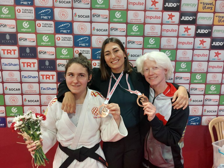 María Manzanero y Marta Arce junto a Marina Fernández, técnico de judo de la FEDC