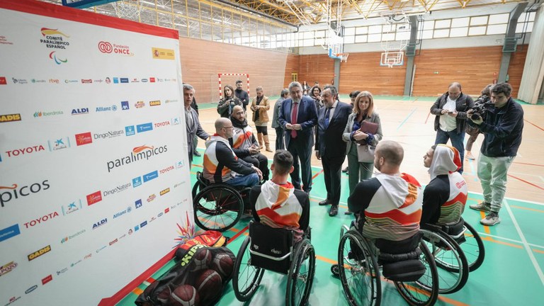 Miguel Carballeda y José Manuel Rodríguez Uribes, presidente del Consejo Superior de Deportes (CSD) en la celebración del Media Day celebrado el pasado mes de febrero, junto a algunos deportistas paralímpicos de baloncesto en silla de ruedas