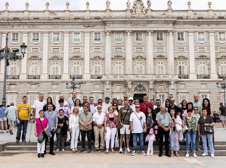 Foto de familia de los gardonados con el Palacio Real al fondo
