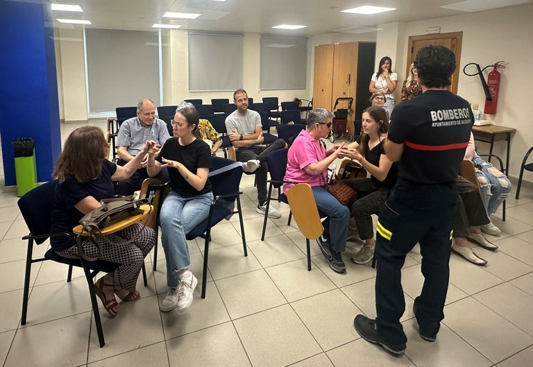 Actividad de los Bomberos de Alicante con las personas sordociegas de la ONCE
