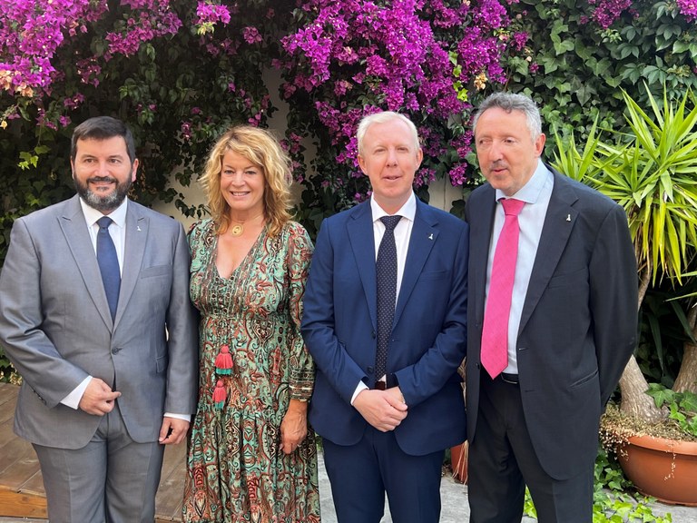 Daniel Guerra, en el medio, junto a la alcaldesa de Huelva y el delegado Cristóbal Martínez