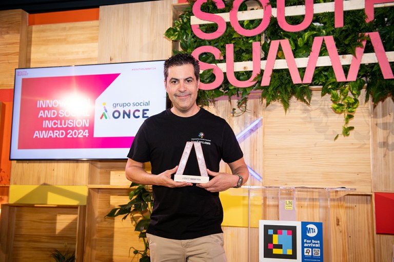 Javier Pita, CEO de Navilens, muestra el premio entregado por Fundación ONCE