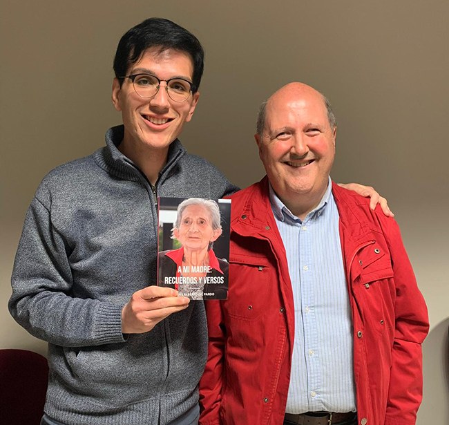 Juan Carlos Villanueva y Alberto Gil muestra el libro