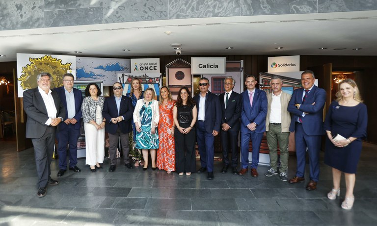 Premiados y autoridades de los Solidarios Galicia 2024