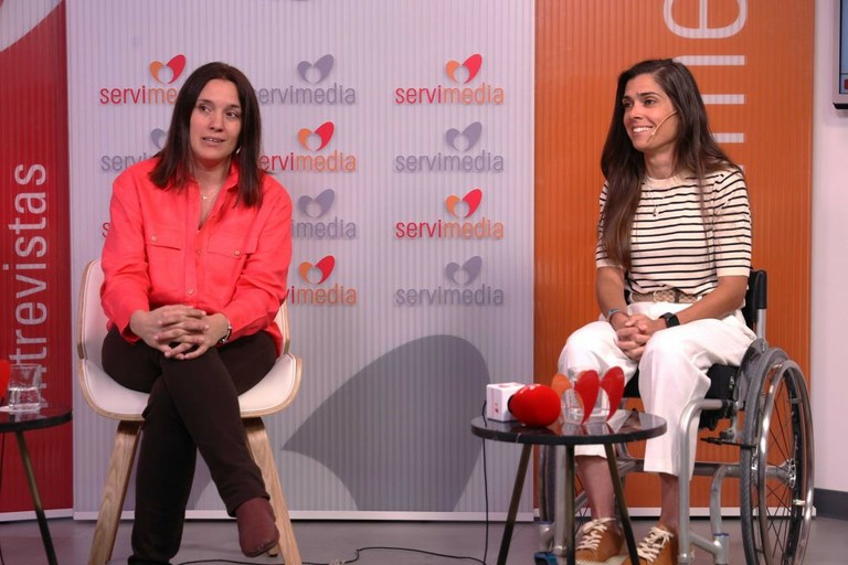 Ainhoa Serrano y Miriam Martínez, durante el diálogo en Servimedia | Foto de Esteban Mesón