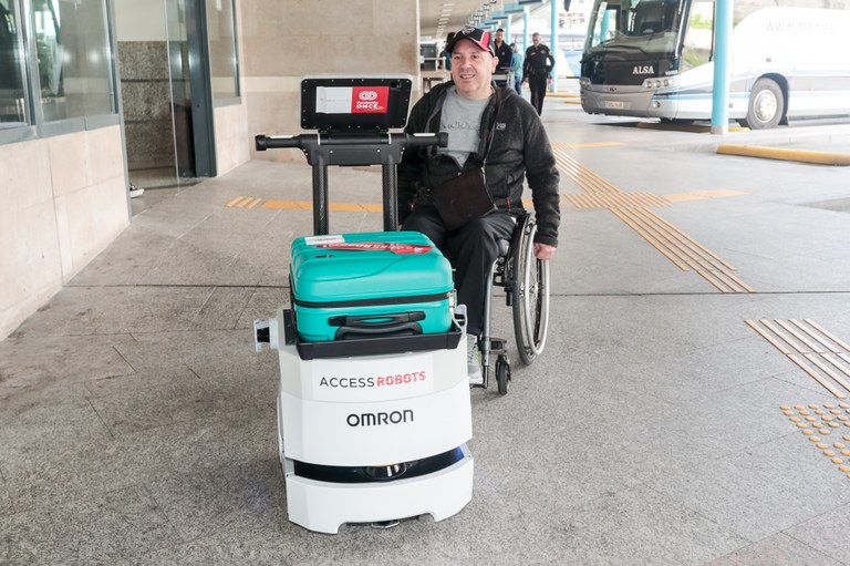 Persona con discapacidad asistida por el robot