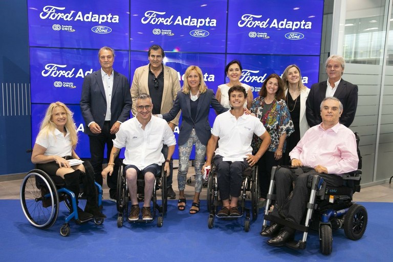 Foto de familia del acto de presentación de Madrid del Tour Ford Adapta
