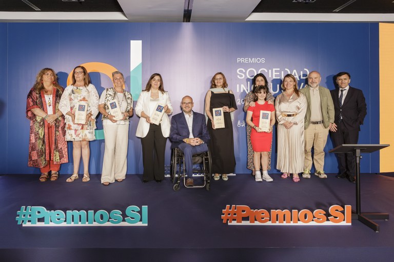 Foto de familia de todos los premiados junto a las autoridades y responsables de COCEMFE y otras entidades como el Grupo Social ONCE