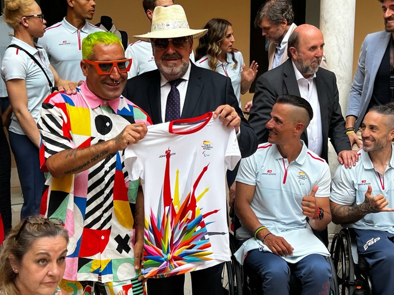 Miguel Carballeda muestra la camiseta con la estrella diseñada por Okuda, junto a él,en el acto de presentación en el Museo Picasso de Málaga