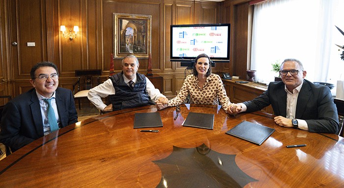 Los representantes de las tres entidades estrechan sus manos