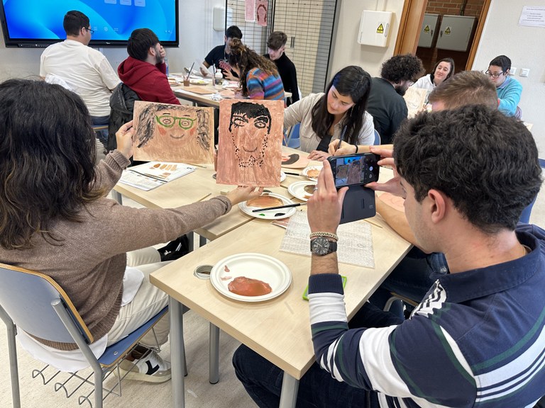 Estudiantes de la Universidad de Cantabria realizando una actividad
