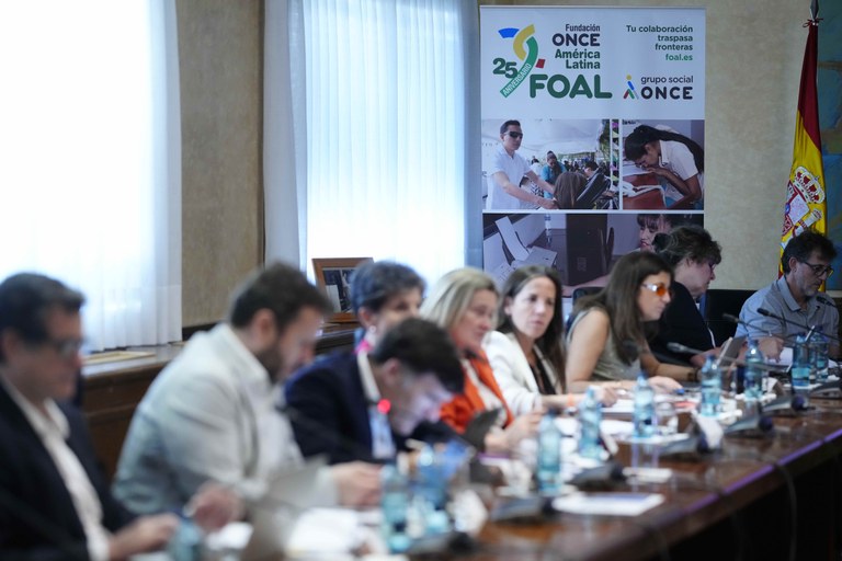 Otra imagen de la reunión del Patronato con el cartel de FOAL al fondo