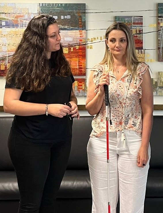 Chelo junto a su mediadora, a la izda.