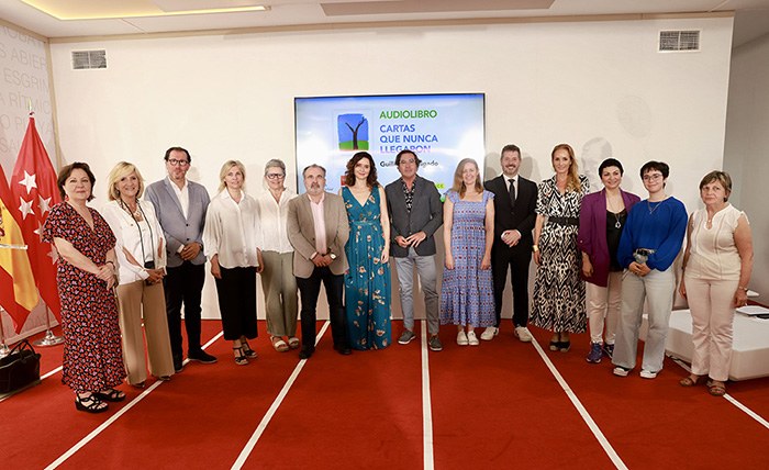Foto de familia de los participantes en la presentación junto a algunas lectoras