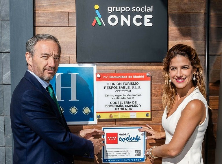 A la izquierda, José Ángel Preciados, junto a Elena Mantilla, muestran el sello Madrid Excelente recibido por Ilunion Hotels | Foto de Ilunion