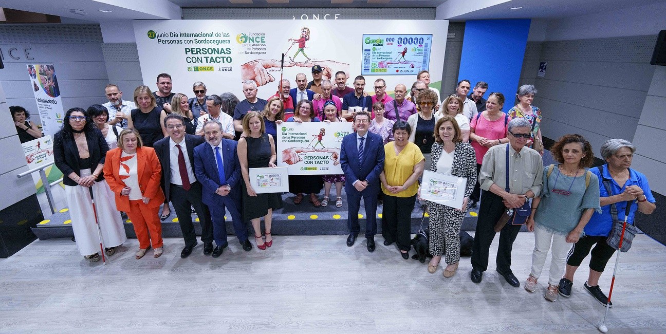Foto de familia del acto de presentación en Madrid del cupón dedicado al Día Internacional de la Sordoceguera 