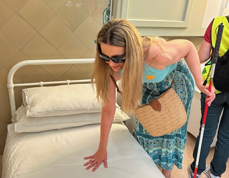 Chelo tocando una cama hospitalaria