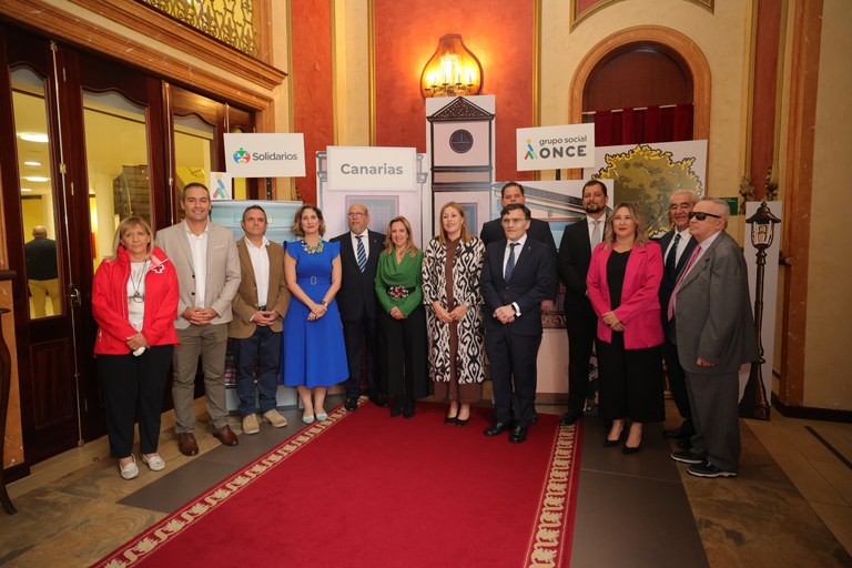 Foto de familia premiados y autoridades Solidarios Canarias