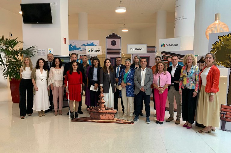 Foto de fmailia premiados y autoridades Solidarios Euskadi