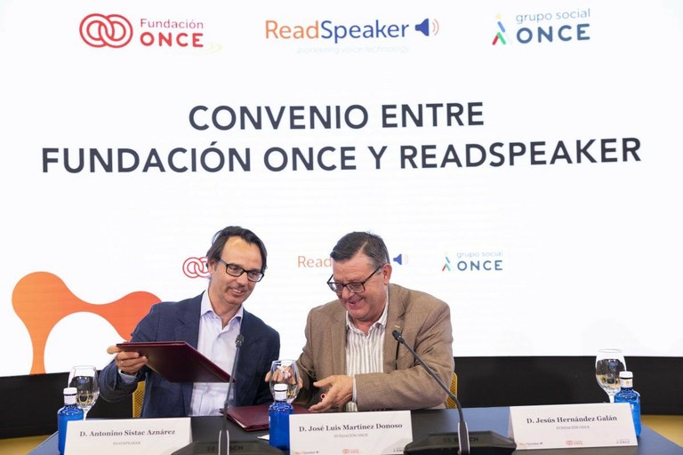 Foto de los firmantes | Foto Jorge Villa