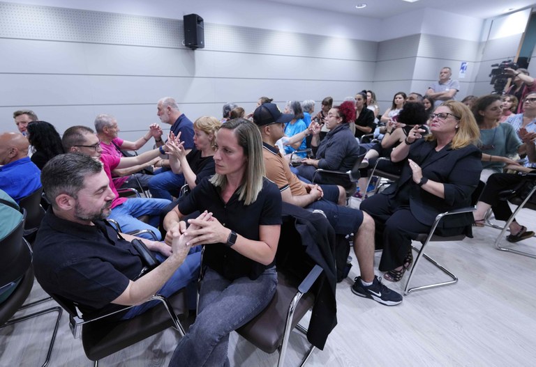 Personas sordociegas y sus mediadores asistentes al acto de presentación del cupón dedicado en Madrid