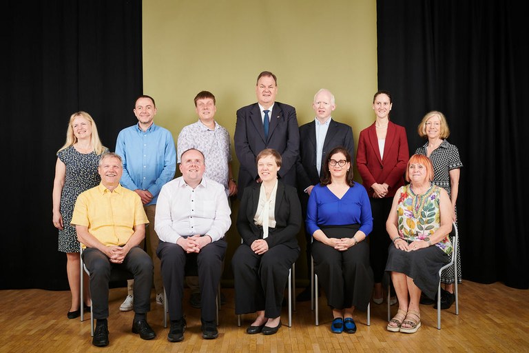 De arriba a abajo y de izda a dcha: Dagmar Filgasova, República Checa;  David Aldwinckle, Reino Unido; Jakob Rosin, Estonia; Hubert Perfler, Italia;  Andreas Havsberg, Noruega; Anja Ursic, Eslovenia; Sabine Stroem, Alemania;  Roland Studer, Tesorero, Suiza; Kevin Kelly, VP 2ª, Irlanda; Tytti Matsinen, Presidenta, Finlandia; Bárbara Martín, VP 1ª, España; Maria Thorstensson, Secretaria General, Suecia
