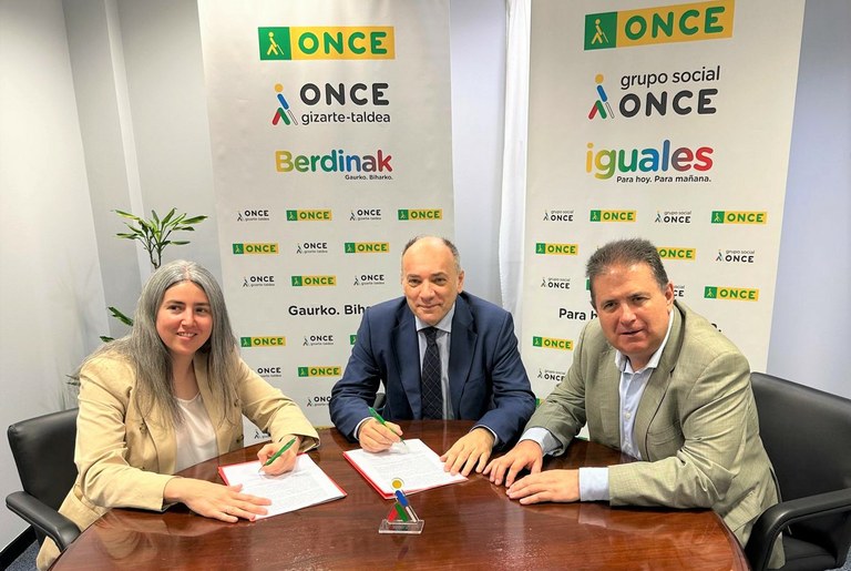 Momento de la firma entre ONCE y Eroski