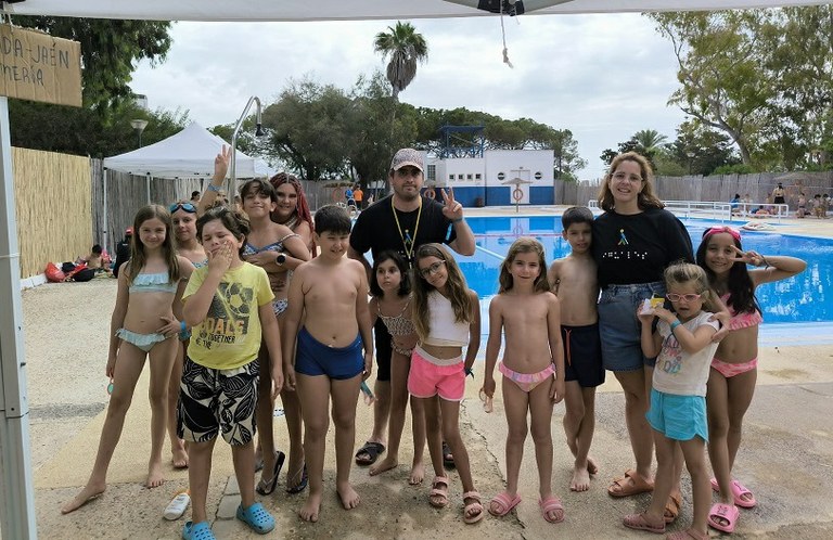 Grupo de niños, niñas y monitores de Alicante en la piscina