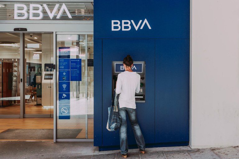 Una persona en un cajero del BBVA