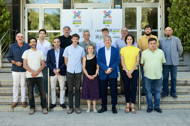 Jurados de los Premios Tiflos de Periodismo de la ONCE 2023, ante la fachada de la Escuela de Fisioterapia de la ONCE, donde se realizó el fallo