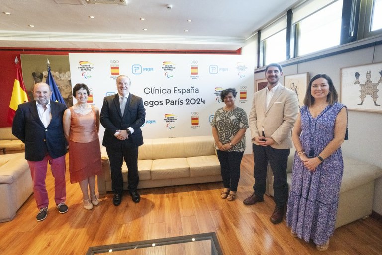 Foto de familia del acto del acuerdo entre PRIM PHYSIO  y el CPE