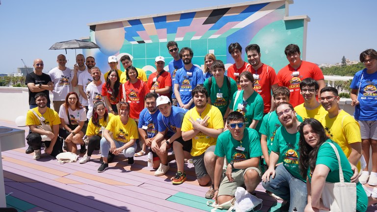 Grupo de jóvenes participantes en el campamento de videojuegos en Málaga