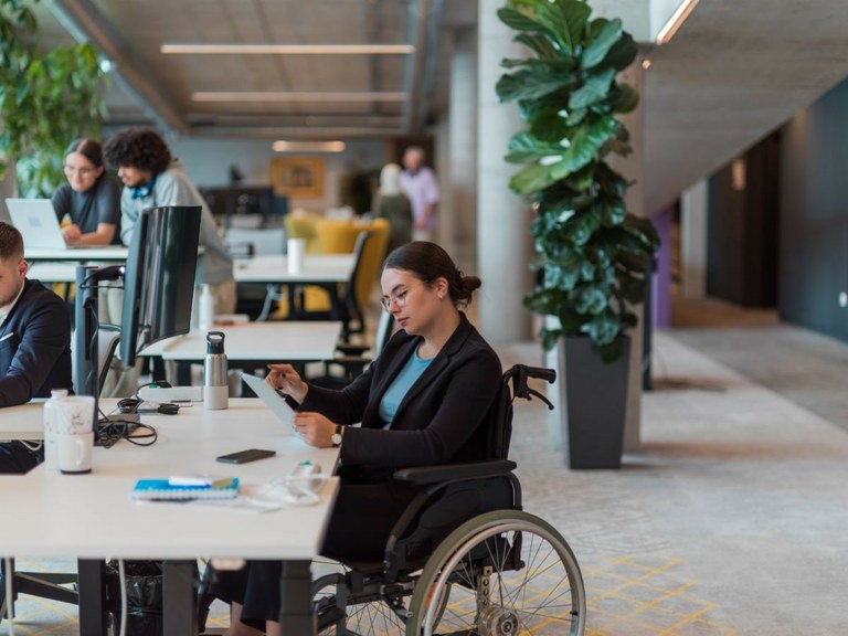 Persona con discapacidad en su puesto de trabajo | Foto de 123RF/dotshock