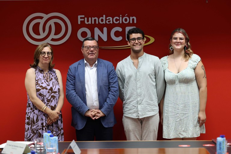 Foto de familia de los responsables de CREUP y Fundación ONCE
