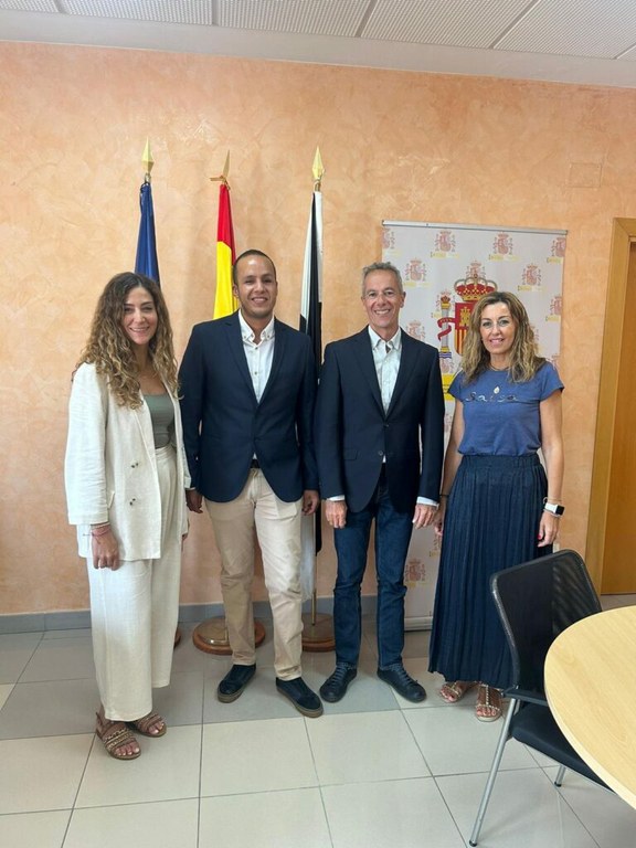 Foto de familia de los responsables de la ONCEy de la dirección educativa ceutí