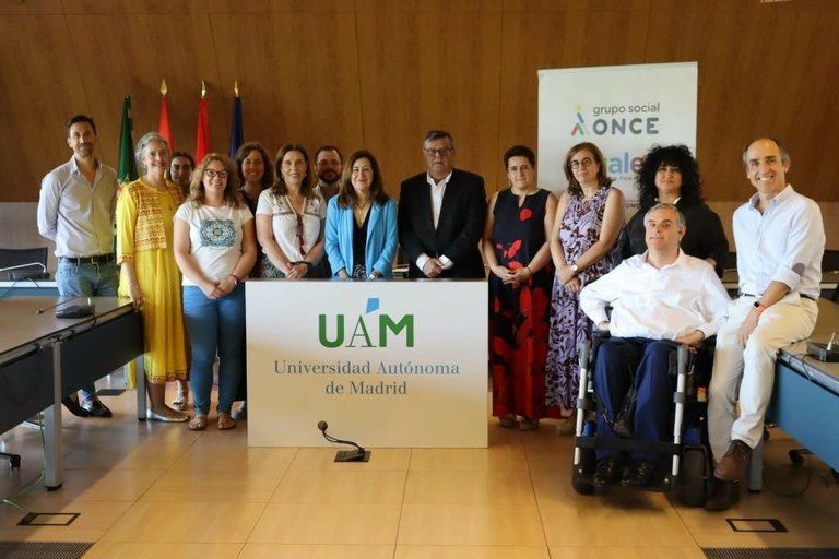 Foto de familia del acto de la firma del acuerdo entre Fundación ONCE y la UAM