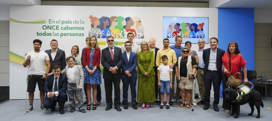 Foto de familia de participantes junto a los responsables de la ONCE y del ministro Bustinduy 