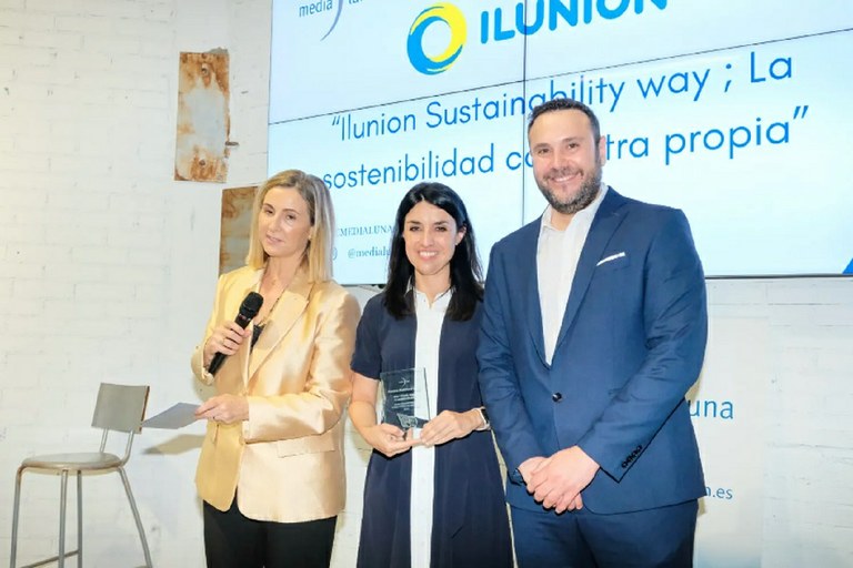 Ana López de San Román recogiendo el premio
