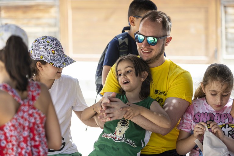 Guillemo con los niños y niñas en una acividad