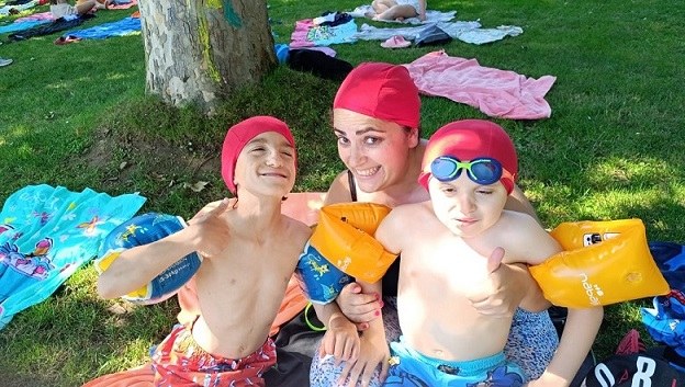 Juani con Joel y Guille en la piscina
