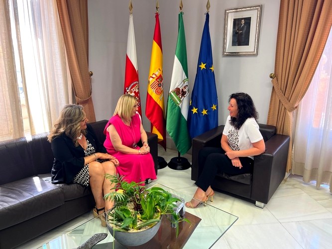 Reunión entre la responsable de la ONCE en Andalucía Oriental y la alcaldesa de Almería